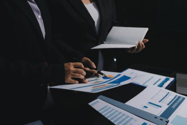 İş adamlarıyla takım çalışması toplantı odasındaki masabaşı analizi grafiğine mal oldu. Çift pozlama başarılı takım çalışması, iş planlama kavramı.