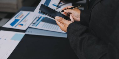 İş adamlarıyla takım çalışması toplantı odasındaki masabaşı analizi grafiğine mal oldu. Çift pozlama başarılı takım çalışması, iş planlama kavramı.