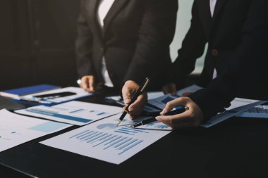 İş adamlarıyla takım çalışması toplantı odasındaki masabaşı analizi grafiğine mal oldu. Çift pozlama başarılı takım çalışması, iş planlama kavramı.