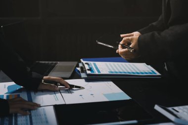 İş adamlarıyla takım çalışması toplantı odasındaki masabaşı analizi grafiğine mal oldu. Çift pozlama başarılı takım çalışması, iş planlama kavramı.