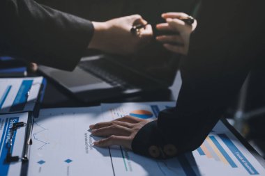 İş adamlarıyla takım çalışması toplantı odasındaki masabaşı analizi grafiğine mal oldu. Çift pozlama başarılı takım çalışması, iş planlama kavramı.