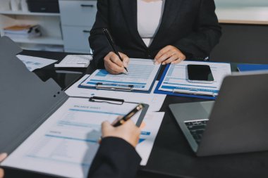 İş adamlarıyla takım çalışması toplantı odasındaki masabaşı analizi grafiğine mal oldu. Çift pozlama başarılı takım çalışması, iş planlama kavramı.