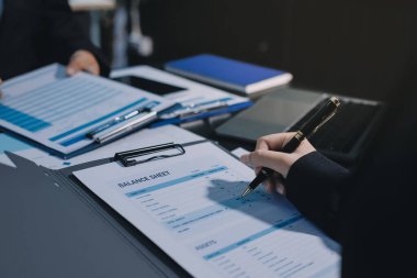 İş adamlarıyla takım çalışması toplantı odasındaki masabaşı analizi grafiğine mal oldu. Çift pozlama başarılı takım çalışması, iş planlama kavramı.