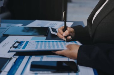 İş adamlarıyla takım çalışması toplantı odasındaki masabaşı analizi grafiğine mal oldu. Çift pozlama başarılı takım çalışması, iş planlama kavramı.