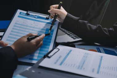 İş adamlarıyla takım çalışması toplantı odasındaki masabaşı analizi grafiğine mal oldu. Çift pozlama başarılı takım çalışması, iş planlama kavramı.