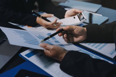 İş adamlarıyla takım çalışması toplantı odasındaki masabaşı analizi grafiğine mal oldu. Çift pozlama başarılı takım çalışması, iş planlama kavramı.