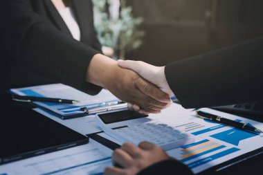 İş birleşme ve satın alma, başarılı müzakere, tokalaşma, ortaklık ve iş anlaşması konseptine ortak olmak için iki iş adamı el sıkışması.