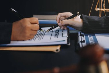 Adalet avukatları, takım elbiseli iş kadını ya da belge üzerinde çalışan bir avukat. Hukuk hukuku, tavsiye ve adalet kavramı.