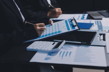 İş adamlarıyla takım çalışması toplantı odasındaki masabaşı analizi grafiğine mal oldu. Çift pozlama başarılı takım çalışması, iş planlama kavramı.