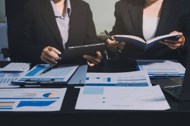 İş adamlarıyla takım çalışması toplantı odasındaki masabaşı analizi grafiğine mal oldu. Çift pozlama başarılı takım çalışması, iş planlama kavramı.