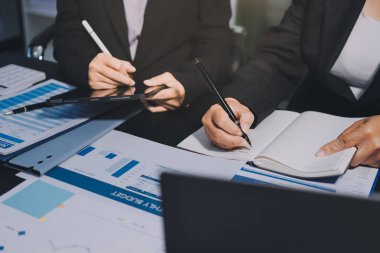 İş adamlarıyla takım çalışması toplantı odasındaki masabaşı analizi grafiğine mal oldu. Çift pozlama başarılı takım çalışması, iş planlama kavramı.