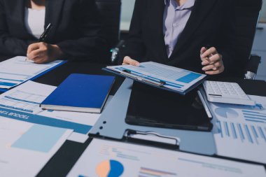 İş adamlarıyla takım çalışması toplantı odasındaki masabaşı analizi grafiğine mal oldu. Çift pozlama başarılı takım çalışması, iş planlama kavramı.