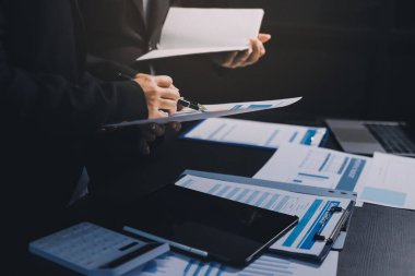 İş adamlarıyla takım çalışması toplantı odasındaki masabaşı analizi grafiğine mal oldu. Çift pozlama başarılı takım çalışması, iş planlama kavramı.