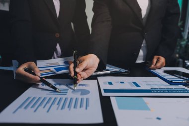 İş adamlarıyla takım çalışması toplantı odasındaki masabaşı analizi grafiğine mal oldu. Çift pozlama başarılı takım çalışması, iş planlama kavramı.