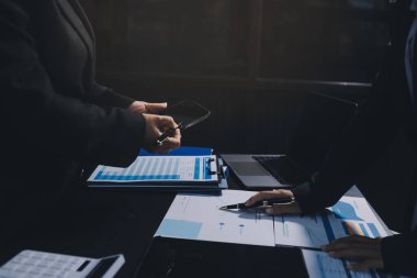 İş adamlarıyla takım çalışması toplantı odasındaki masabaşı analizi grafiğine mal oldu. Çift pozlama başarılı takım çalışması, iş planlama kavramı.