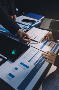 İş adamlarıyla takım çalışması toplantı odasındaki masabaşı analizi grafiğine mal oldu. Çift pozlama başarılı takım çalışması, iş planlama kavramı.