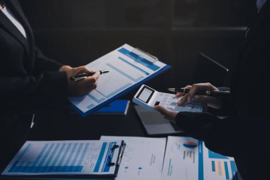 İş adamlarıyla takım çalışması toplantı odasındaki masabaşı analizi grafiğine mal oldu. Çift pozlama başarılı takım çalışması, iş planlama kavramı.