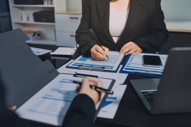 İş adamlarıyla takım çalışması toplantı odasındaki masabaşı analizi grafiğine mal oldu. Çift pozlama başarılı takım çalışması, iş planlama kavramı.