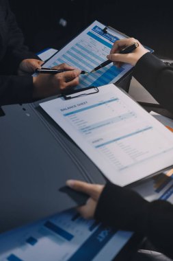 İş adamlarıyla takım çalışması toplantı odasındaki masabaşı analizi grafiğine mal oldu. Çift pozlama başarılı takım çalışması, iş planlama kavramı.