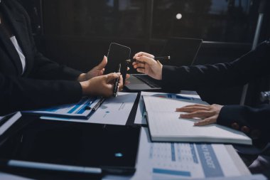 İş adamlarıyla takım çalışması toplantı odasındaki masabaşı analizi grafiğine mal oldu. Çift pozlama başarılı takım çalışması, iş planlama kavramı.