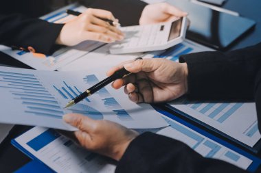 İş adamlarıyla takım çalışması toplantı odasındaki masabaşı analizi grafiğine mal oldu. Çift pozlama başarılı takım çalışması, iş planlama kavramı.