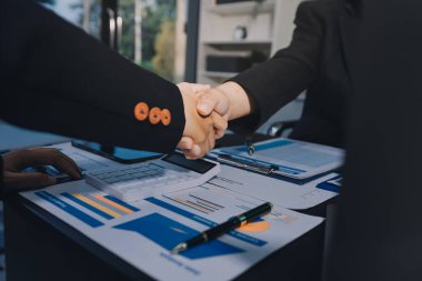 İş birleşme ve satın alma, başarılı müzakere, tokalaşma, ortaklık ve iş anlaşması konseptine ortak olmak için iki iş adamı el sıkışması.