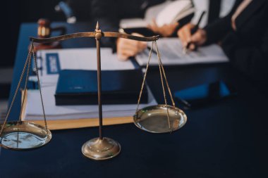 Adalet avukatları, takım elbiseli iş kadını ya da belge üzerinde çalışan bir avukat. Hukuk hukuku, tavsiye ve adalet kavramı.