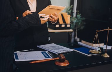 Adalet avukatları, takım elbiseli iş kadını ya da belge üzerinde çalışan bir avukat. Hukuk hukuku, tavsiye ve adalet kavramı.