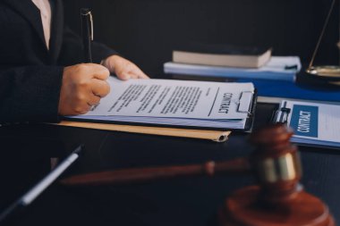 Adalet avukatları, takım elbiseli iş kadını ya da belge üzerinde çalışan bir avukat. Hukuk hukuku, tavsiye ve adalet kavramı.