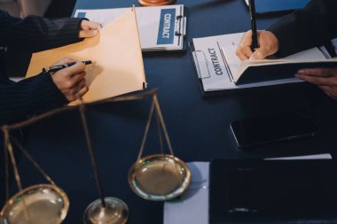 Adalet avukatları, takım elbiseli iş kadını ya da belge üzerinde çalışan bir avukat. Hukuk hukuku, tavsiye ve adalet kavramı.