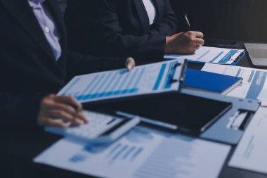 İş adamlarıyla takım çalışması toplantı odasındaki masabaşı analizi grafiğine mal oldu. Çift pozlama başarılı takım çalışması, iş planlama kavramı.