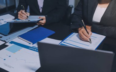 İş adamlarıyla takım çalışması toplantı odasındaki masabaşı analizi grafiğine mal oldu. Çift pozlama başarılı takım çalışması, iş planlama kavramı.