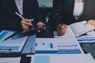 İş adamlarıyla takım çalışması toplantı odasındaki masabaşı analizi grafiğine mal oldu. Çift pozlama başarılı takım çalışması, iş planlama kavramı.