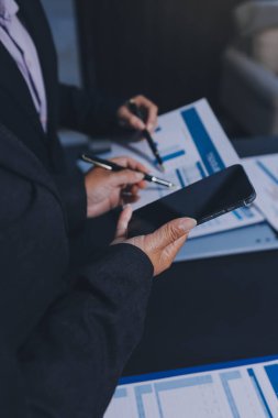 İş adamlarıyla takım çalışması toplantı odasındaki masabaşı analizi grafiğine mal oldu. Çift pozlama başarılı takım çalışması, iş planlama kavramı.