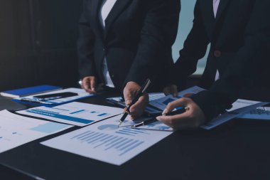 İş adamlarıyla takım çalışması toplantı odasındaki masabaşı analizi grafiğine mal oldu. Çift pozlama başarılı takım çalışması, iş planlama kavramı.