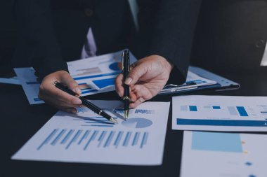 İş adamlarıyla takım çalışması toplantı odasındaki masabaşı analizi grafiğine mal oldu. Çift pozlama başarılı takım çalışması, iş planlama kavramı.