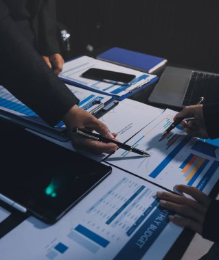 İş adamlarıyla takım çalışması toplantı odasındaki masabaşı analizi grafiğine mal oldu. Çift pozlama başarılı takım çalışması, iş planlama kavramı.