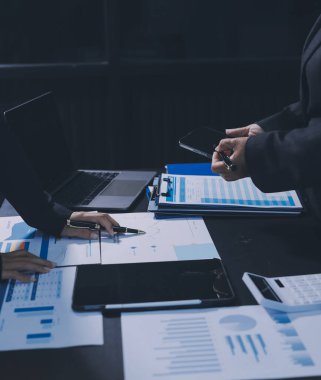 İş adamlarıyla takım çalışması toplantı odasındaki masabaşı analizi grafiğine mal oldu. Çift pozlama başarılı takım çalışması, iş planlama kavramı.