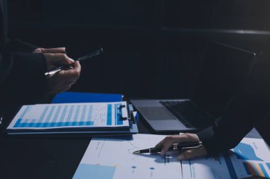 İş adamlarıyla takım çalışması toplantı odasındaki masabaşı analizi grafiğine mal oldu. Çift pozlama başarılı takım çalışması, iş planlama kavramı.