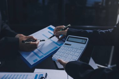 İş adamlarıyla takım çalışması toplantı odasındaki masabaşı analizi grafiğine mal oldu. Çift pozlama başarılı takım çalışması, iş planlama kavramı.