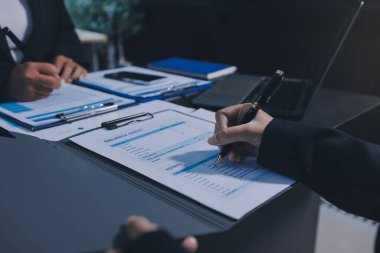 İş adamlarıyla takım çalışması toplantı odasındaki masabaşı analizi grafiğine mal oldu. Çift pozlama başarılı takım çalışması, iş planlama kavramı.