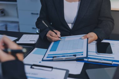 İş adamlarıyla takım çalışması toplantı odasındaki masabaşı analizi grafiğine mal oldu. Çift pozlama başarılı takım çalışması, iş planlama kavramı.