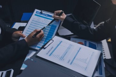 İş adamlarıyla takım çalışması toplantı odasındaki masabaşı analizi grafiğine mal oldu. Çift pozlama başarılı takım çalışması, iş planlama kavramı.