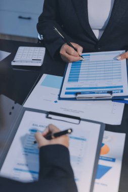 İş adamlarıyla takım çalışması toplantı odasındaki masabaşı analizi grafiğine mal oldu. Çift pozlama başarılı takım çalışması, iş planlama kavramı.