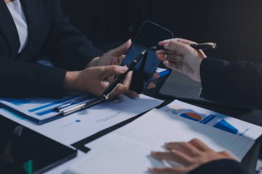 İş adamlarıyla takım çalışması toplantı odasındaki masabaşı analizi grafiğine mal oldu. Çift pozlama başarılı takım çalışması, iş planlama kavramı.