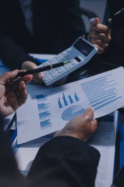 İş adamlarıyla takım çalışması toplantı odasındaki masabaşı analizi grafiğine mal oldu. Çift pozlama başarılı takım çalışması, iş planlama kavramı.