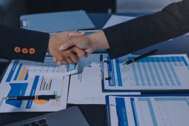 İş birleşme ve satın alma, başarılı müzakere, tokalaşma, ortaklık ve iş anlaşması konseptine ortak olmak için iki iş adamı el sıkışması.