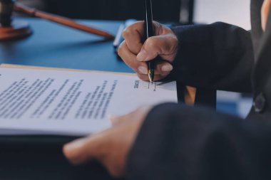 Adalet avukatları, takım elbiseli iş kadını ya da belge üzerinde çalışan bir avukat. Hukuk hukuku, tavsiye ve adalet kavramı.