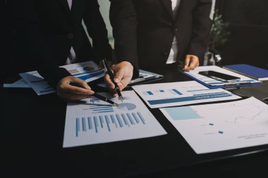 İş adamlarıyla takım çalışması toplantı odasındaki masabaşı analizi grafiğine mal oldu. Çift pozlama başarılı takım çalışması, iş planlama kavramı.