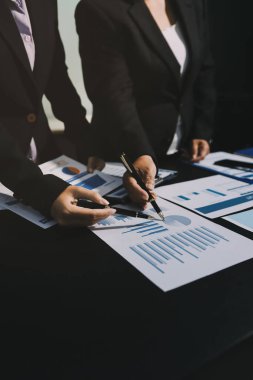 İş adamlarıyla takım çalışması toplantı odasındaki masabaşı analizi grafiğine mal oldu. Çift pozlama başarılı takım çalışması, iş planlama kavramı.